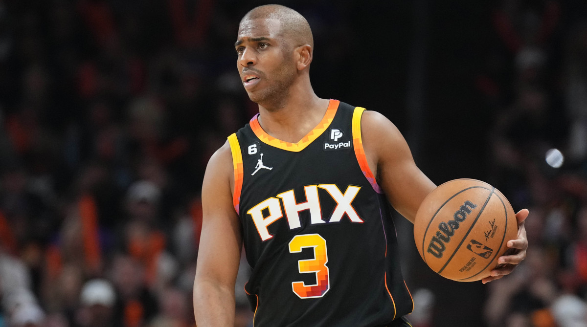 Suns guard Chris Paul dribbles against the LA Clippers.
